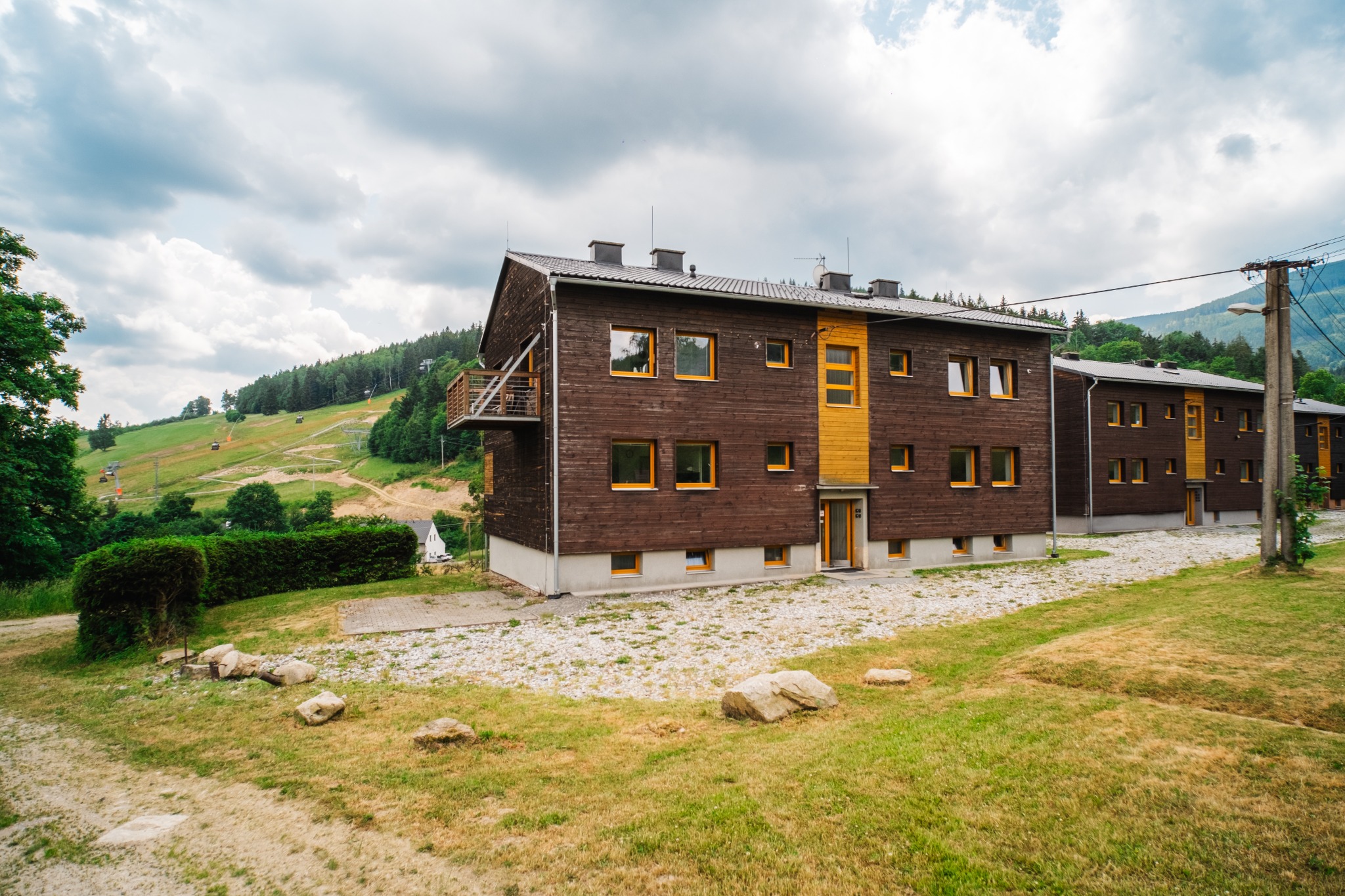 Budova apartmánů a prostor kolem domu