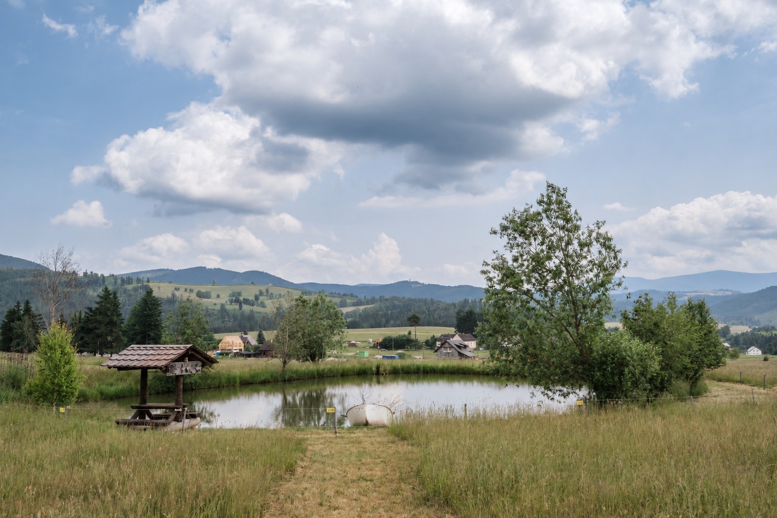 Rybník a okolní krajina ve Stříbrnicích
