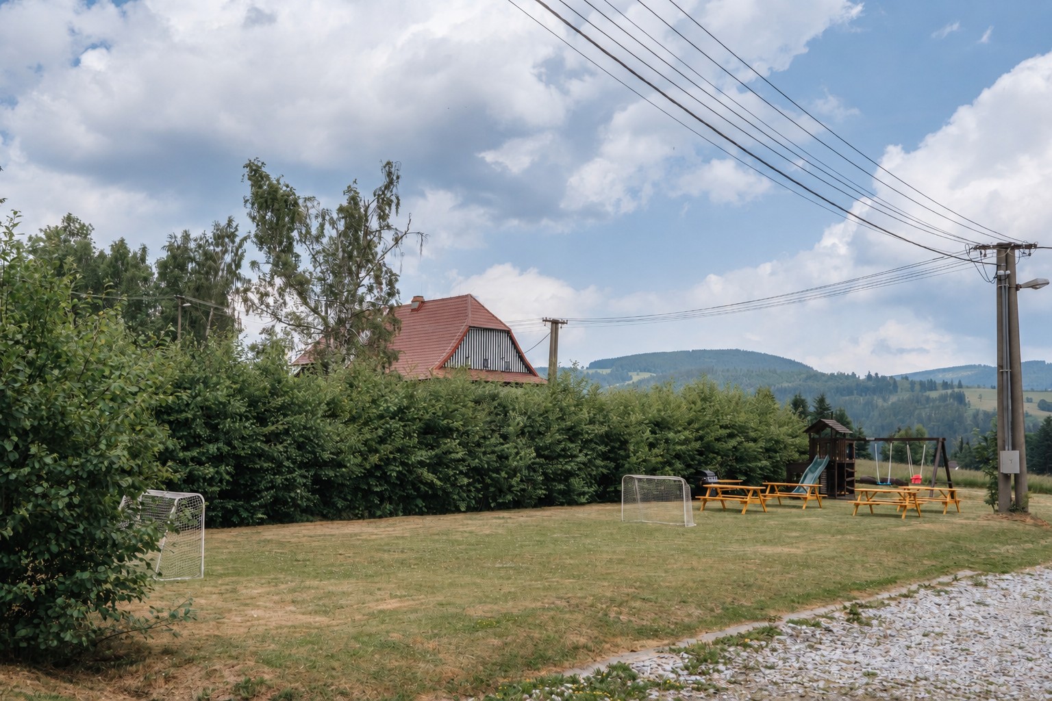 Zahrada a hřiště u apartmánů