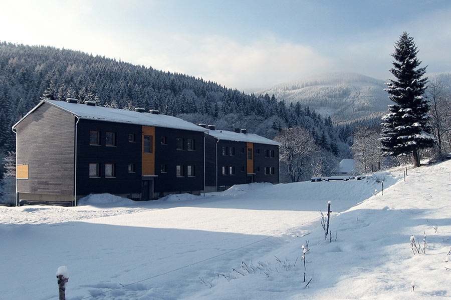 Apartmánová budova ve Stříbrnicích v zimě