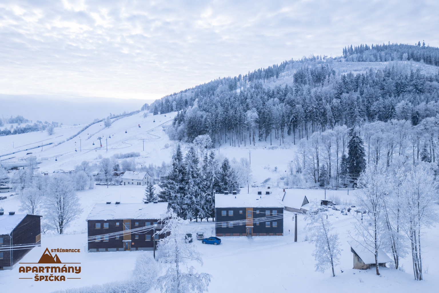 Zasněžený ski areál Kraličák ve Stříbrnicích